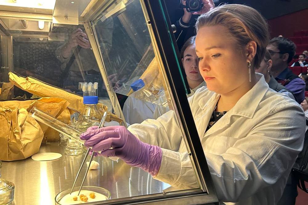 Воспитанники малой сельскохозяйственной академии  СФНЦА РАН высадили семена из космоса